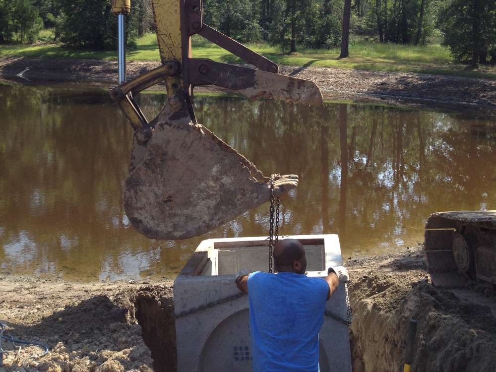 Outfall system controlling pond water levels